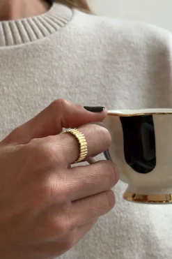 Anillo Dorado Ajustable Con Diseño Irregular