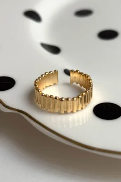 Anillo Dorado Ajustable Con Diseño Irregular