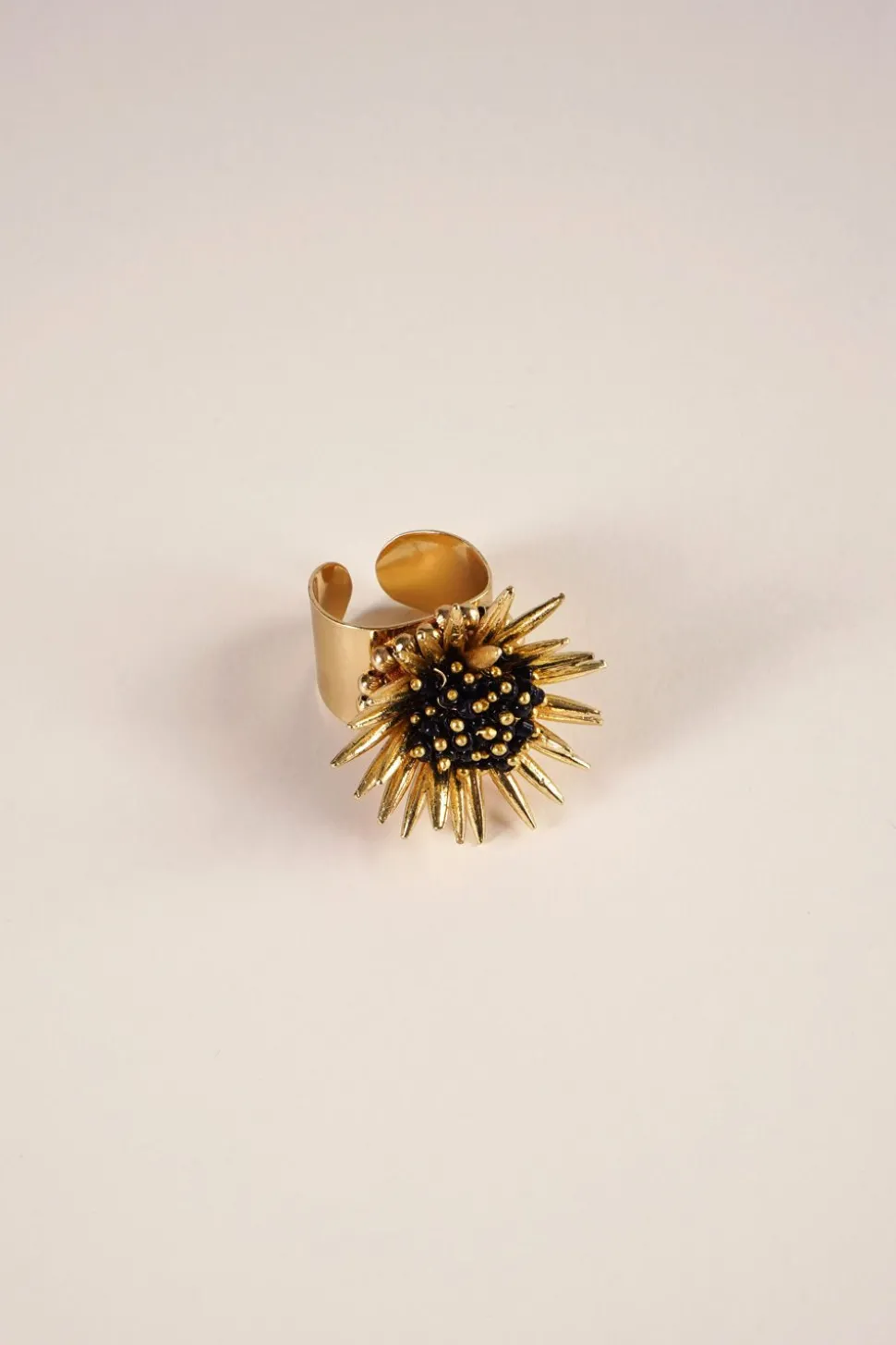 Anillo Dorado Ajustable Con Diseño De Girasol Negro