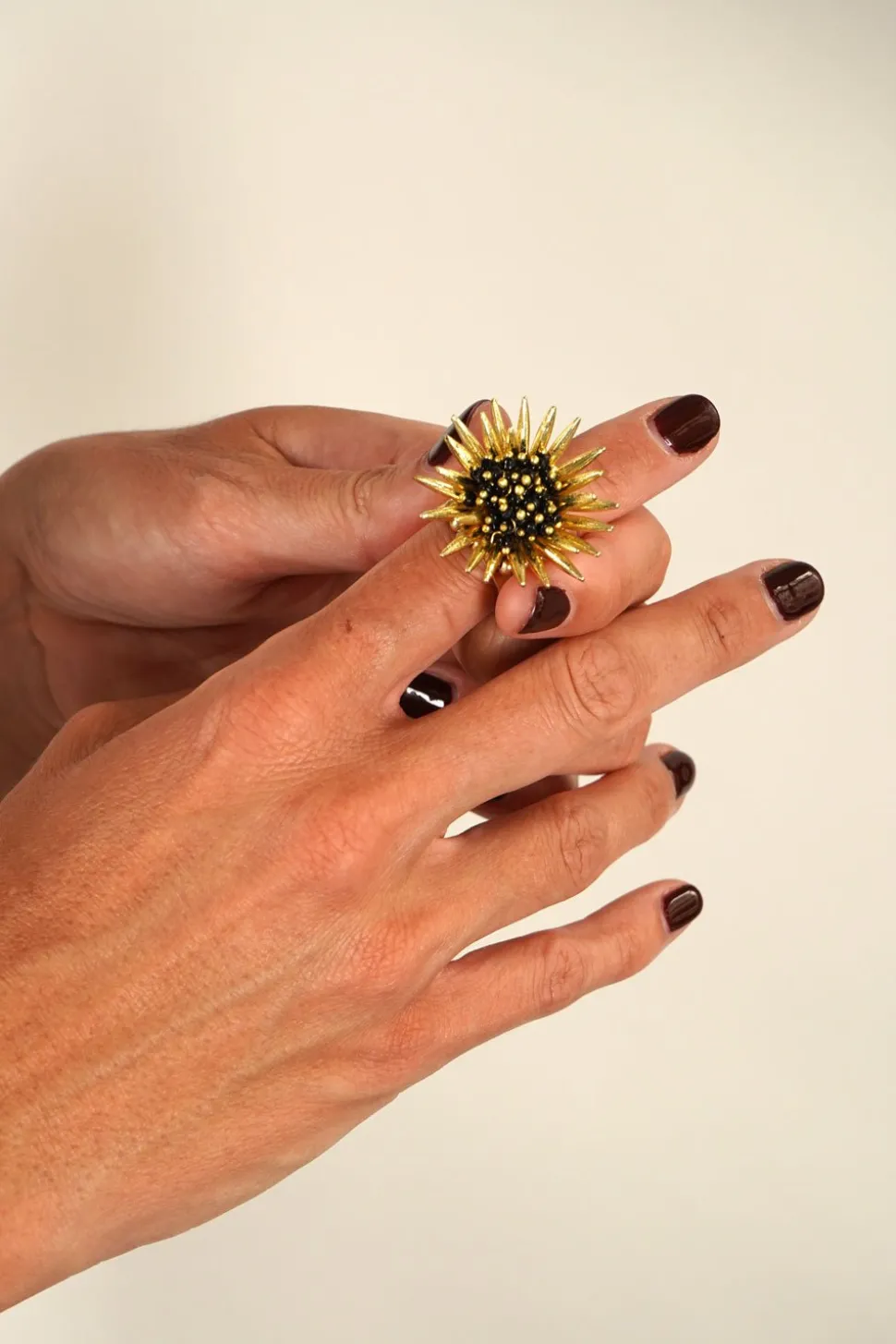 Anillo Dorado Ajustable Con Diseño De Girasol Negro