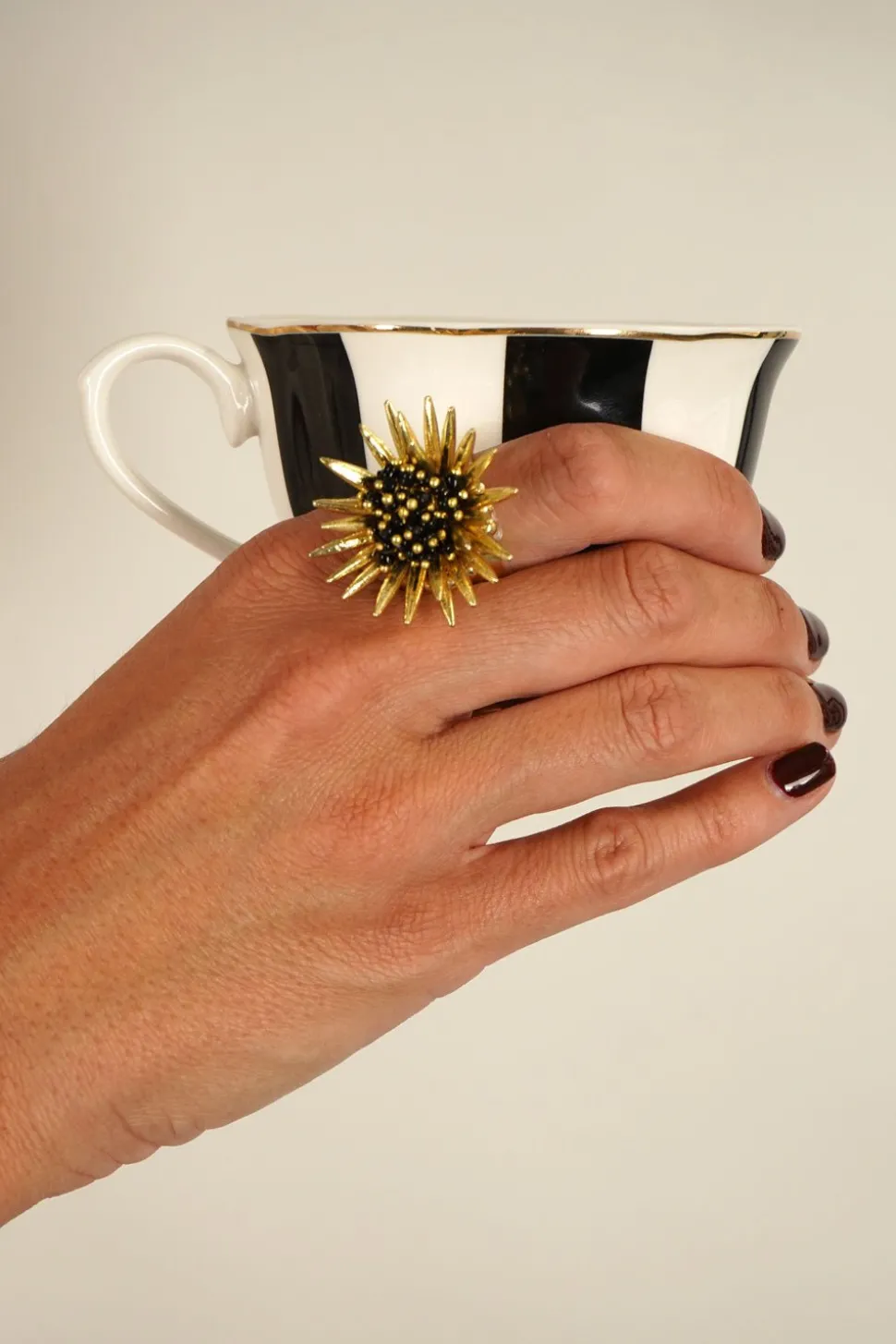 Anillo Dorado Ajustable Con Diseño De Girasol Negro