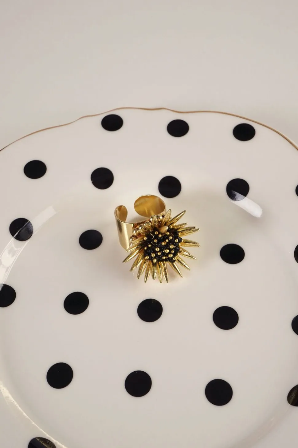 Anillo Dorado Ajustable Con Diseño De Girasol Negro