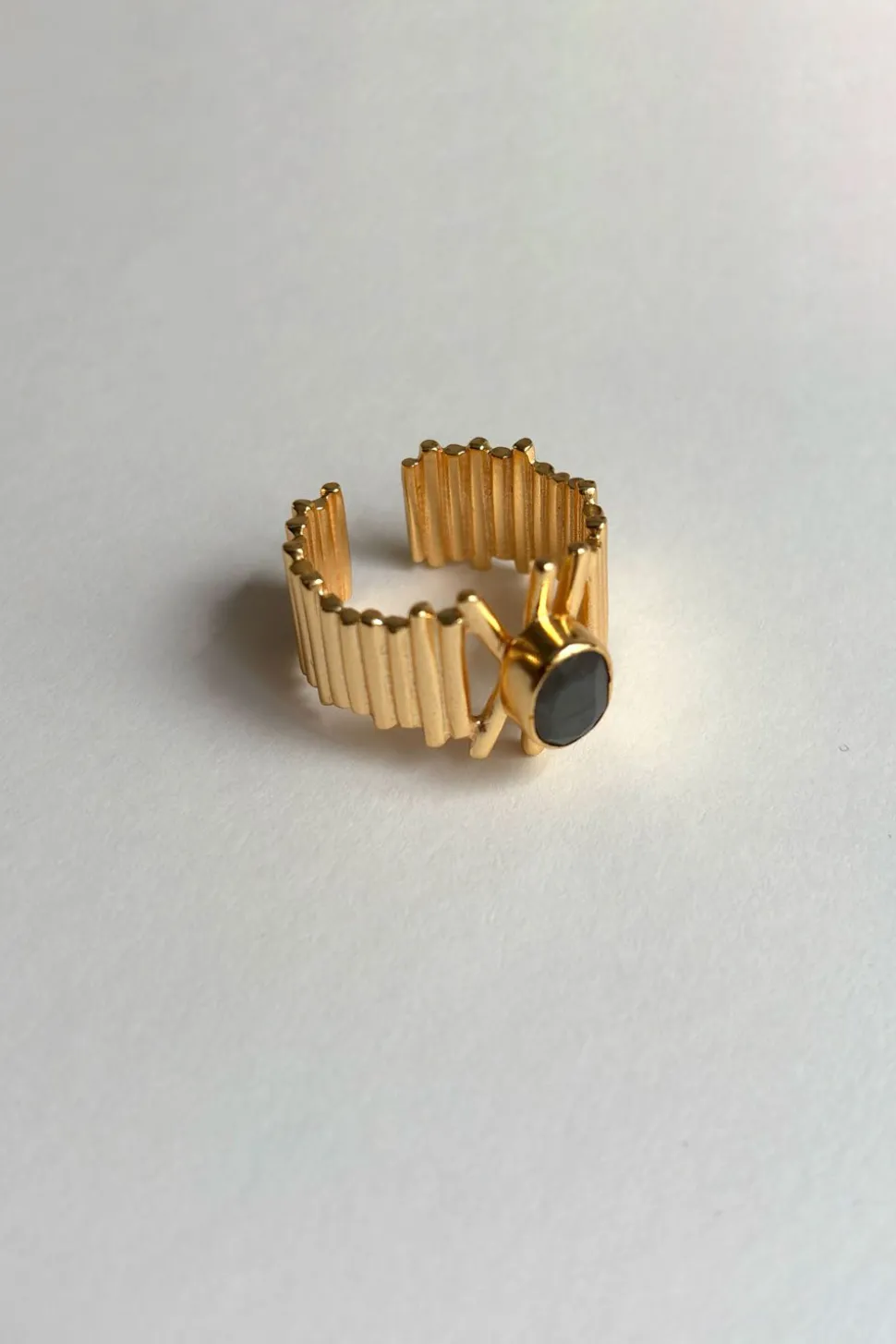 Anillo Dorado Ajustable Con Labradorita Grisácea