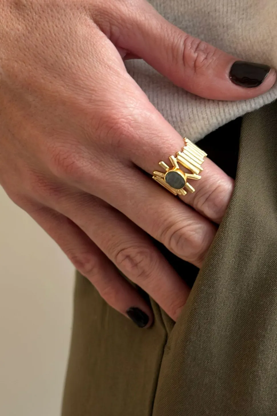 Anillo Dorado Ajustable Con Labradorita Grisácea