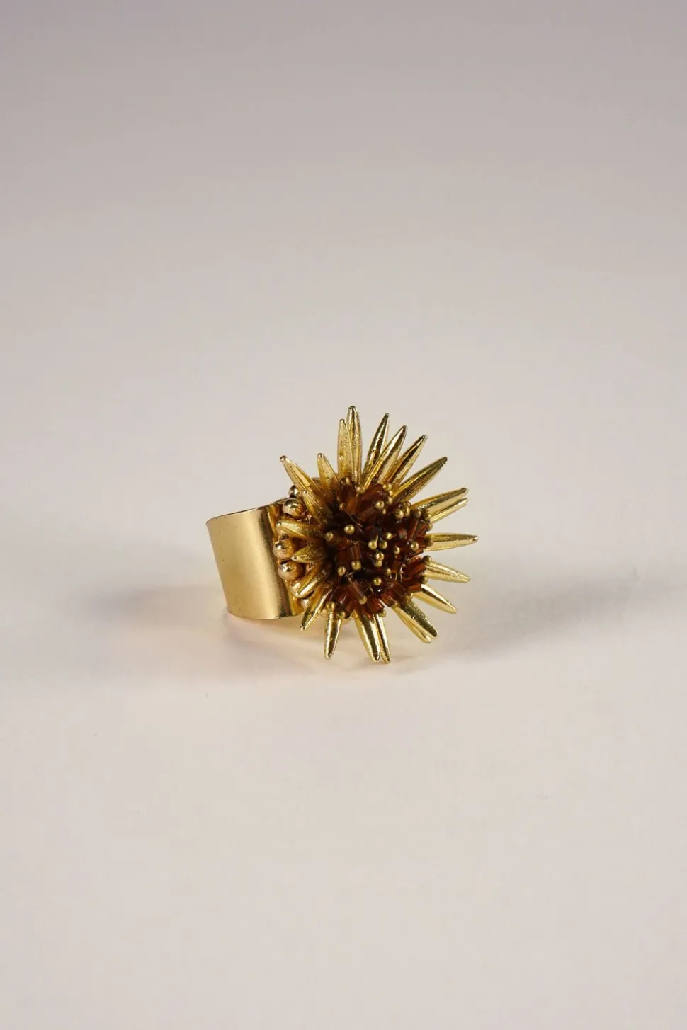 Anillo Dorado Ajustable Con Diseño De Girasol Marrón