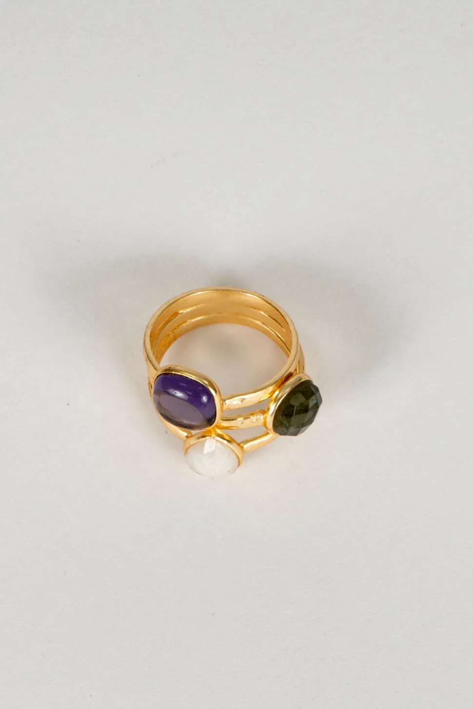 Anillo Dorado Con Piedras De Colores