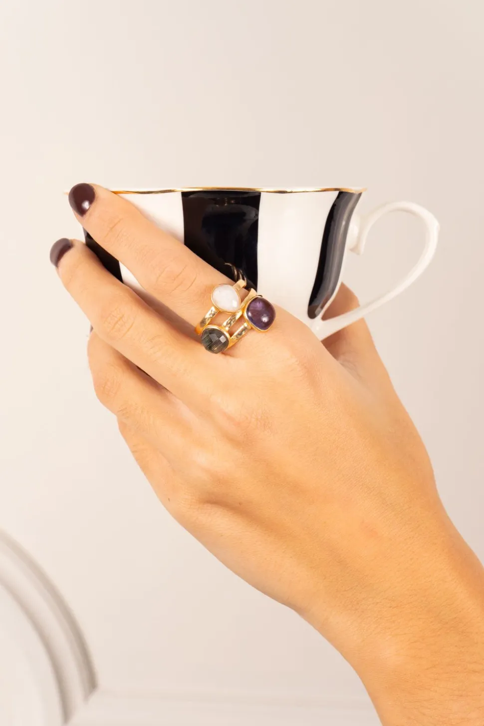 Anillo Dorado Con Piedras De Colores