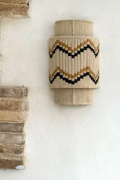 Aplique De Pared De Yute Y Algodón Con Detalles Negros Y Mostaza