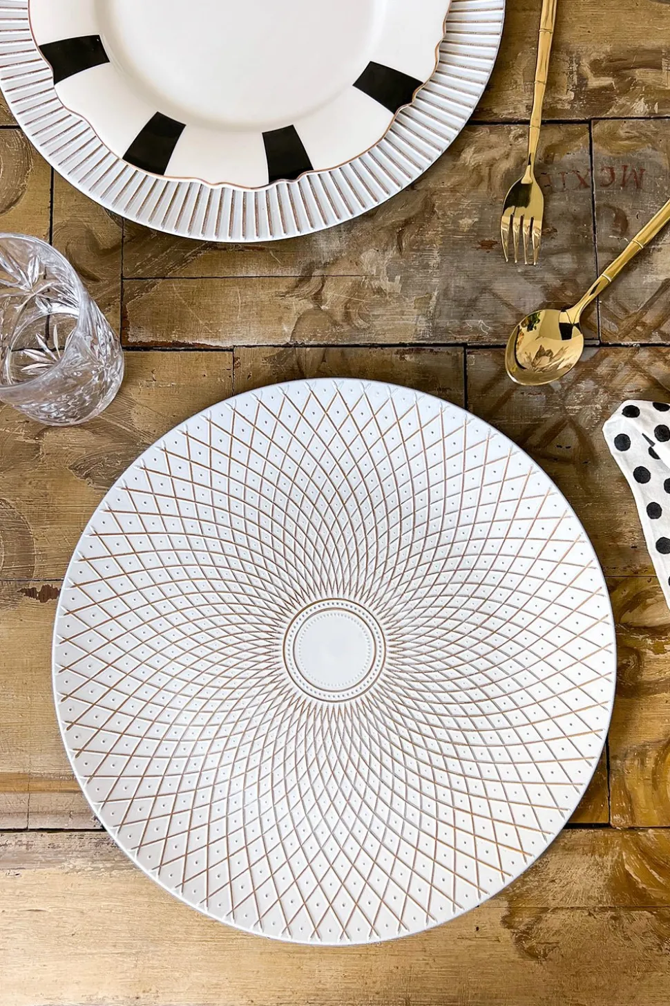 Bajoplato Blanco & Dorado Con Diseño Geométrico Rombos
