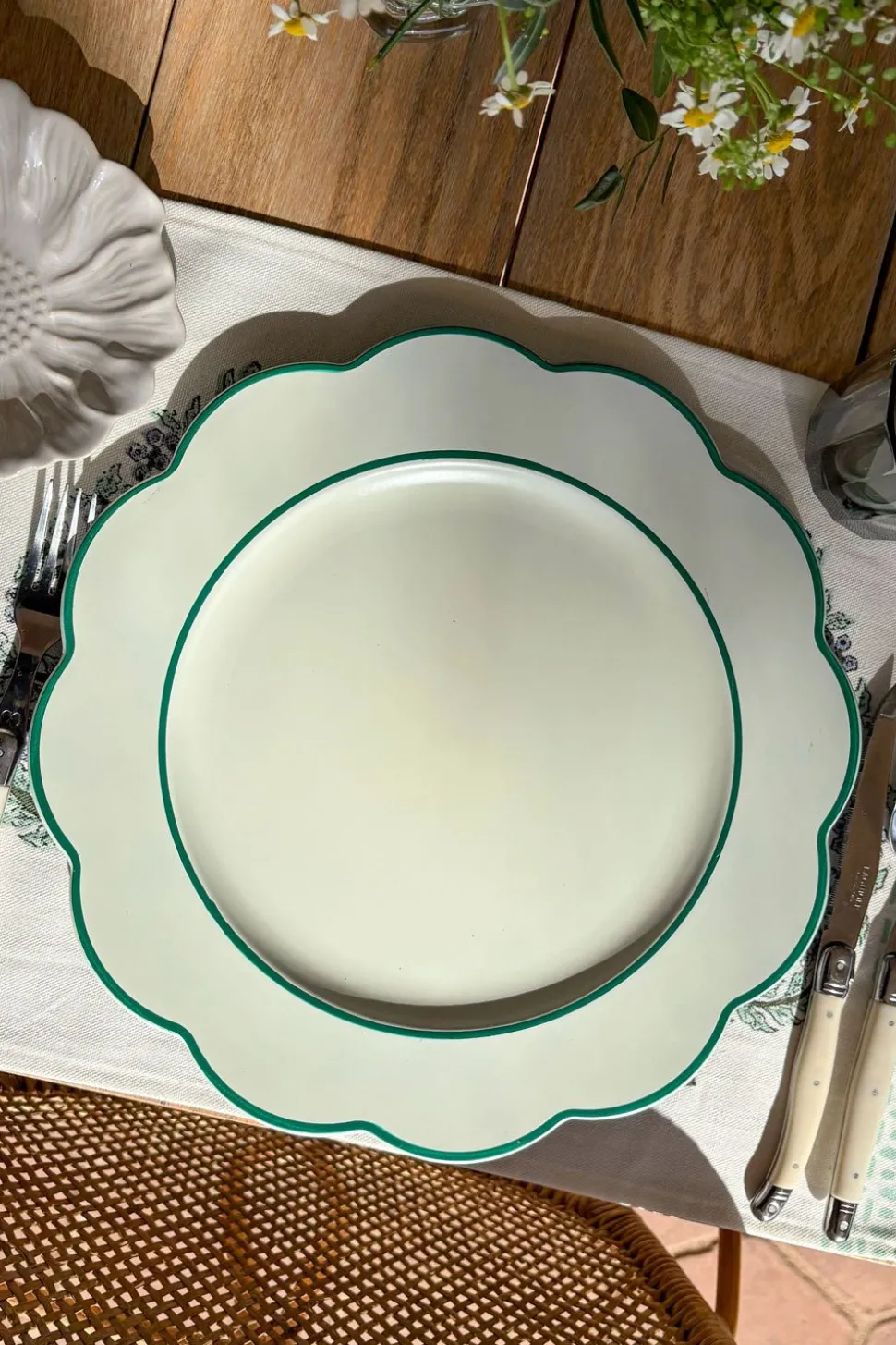 Bajoplato Blanco Con Borde Ondulado Verde