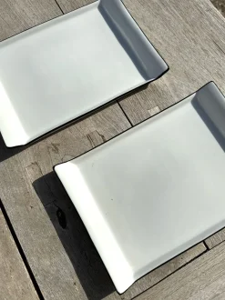 Bandeja Con Asas Mediana De Porcelana Blanca Con Filo Negro
