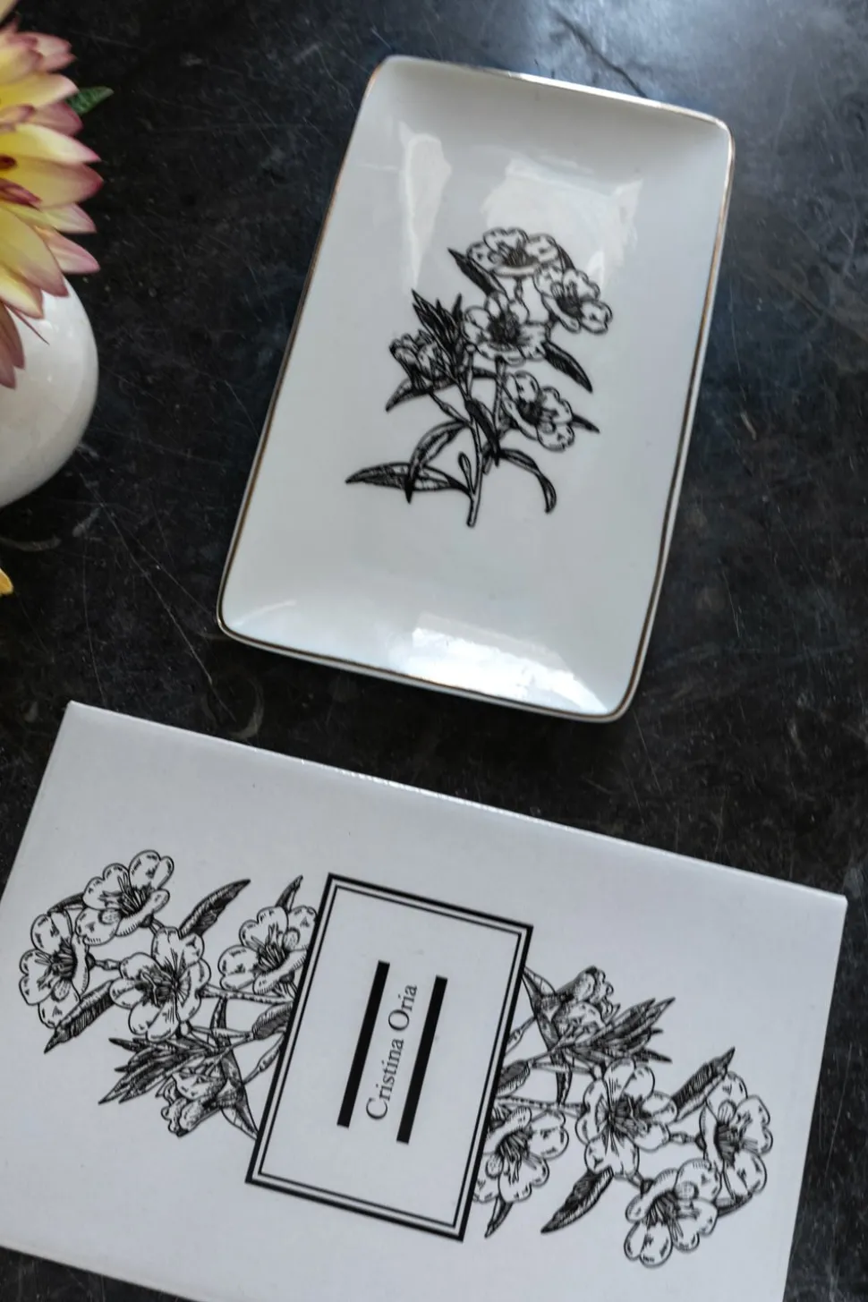 Bandeja Negra Y Blanca Con Diseño De Flores
