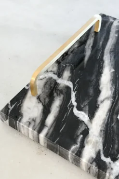 Bandeja Rectangular De Mármol Negra Con Asas Doradas