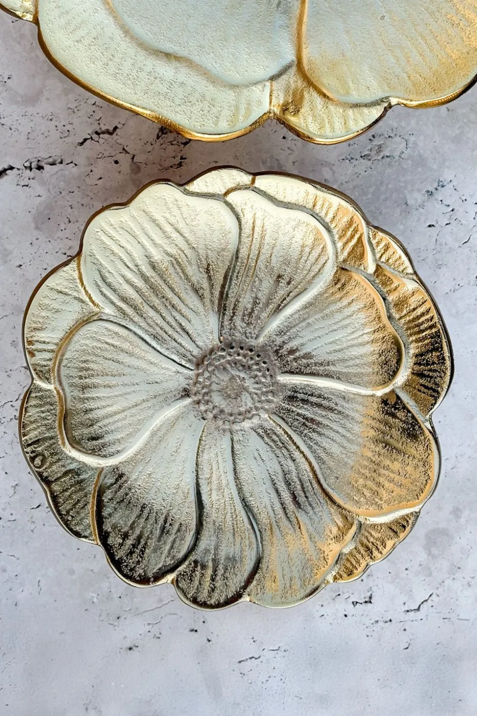 Base Con Diseño De Flor Dorada Grande