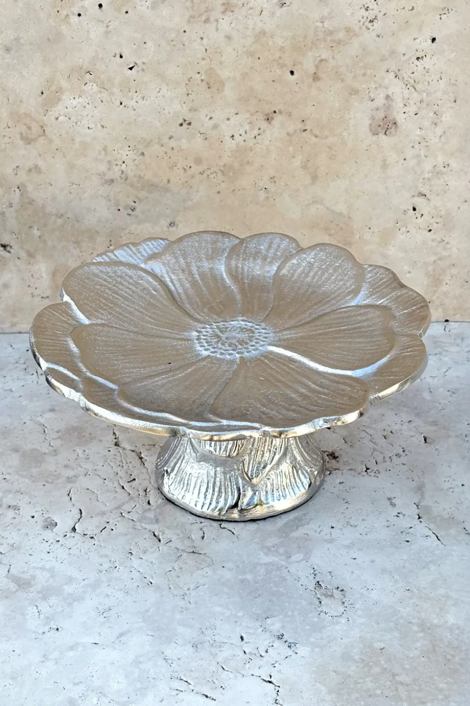 Base Con Diseño De Flor Plateada