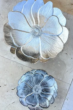 Base Con Diseño De Flor Plateada