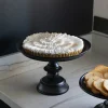 Base Negra Alta Con Detalle Ondulado En Su Pie