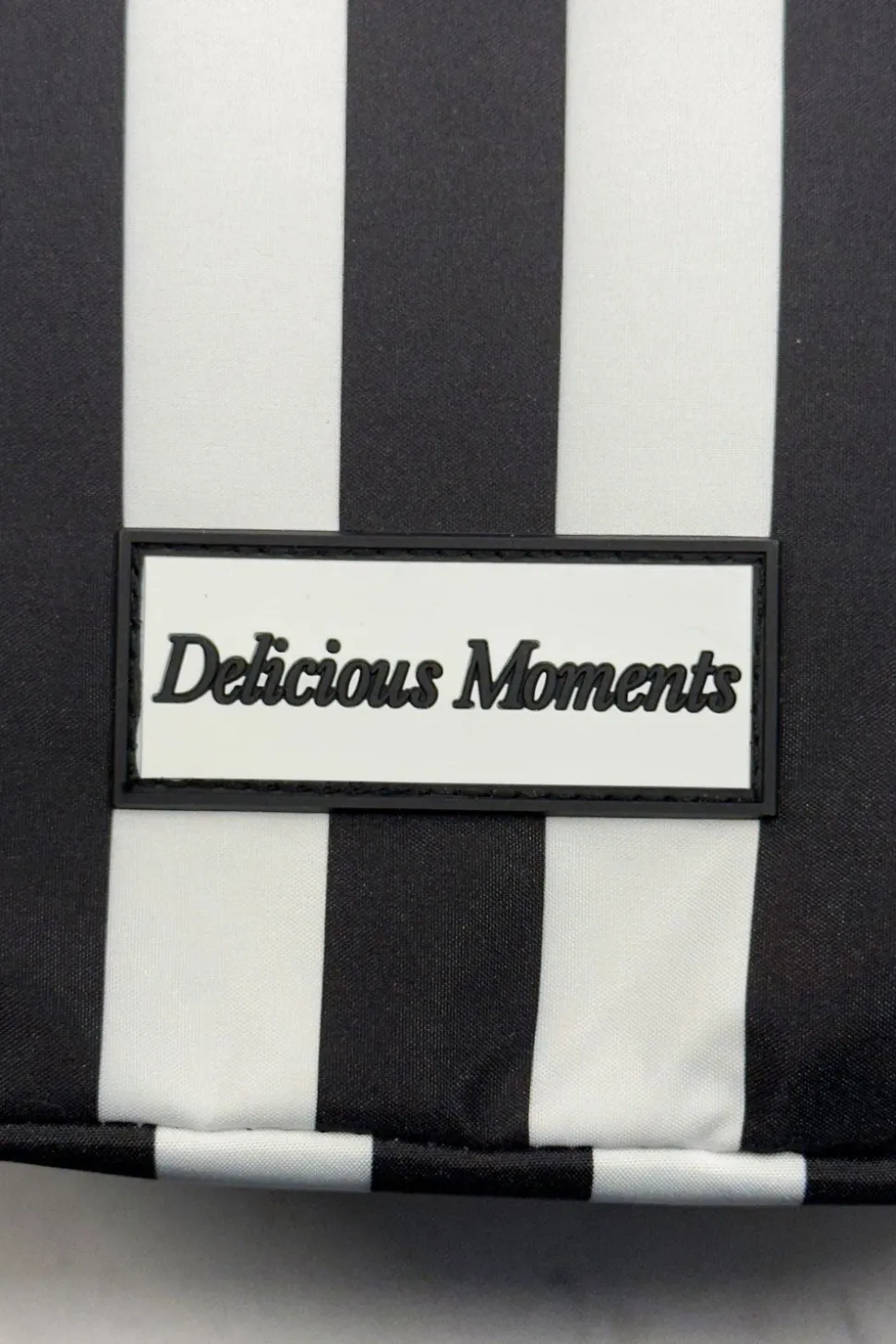 Bolsa Isotérmica Blanca Y Negra Con Mensaje “Delicious Moments”