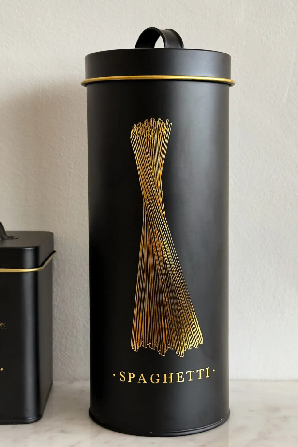 Bote Metálico Negro Con Ilustración Dorada Para Espaguetis