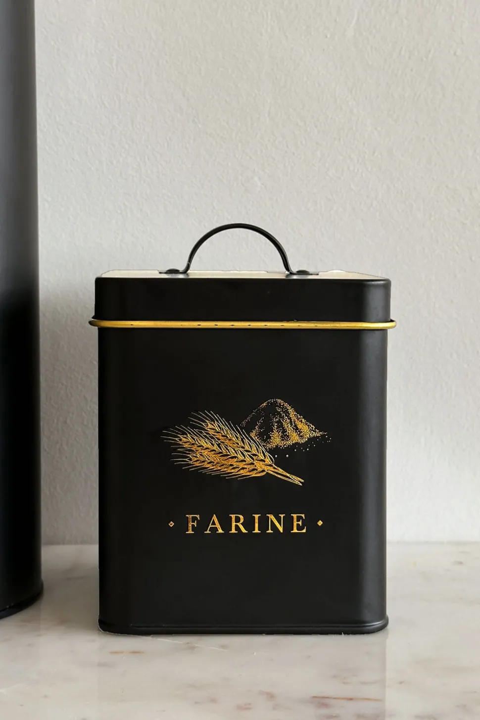 Bote Metálico Negro Con Ilustración Dorada Para Harina