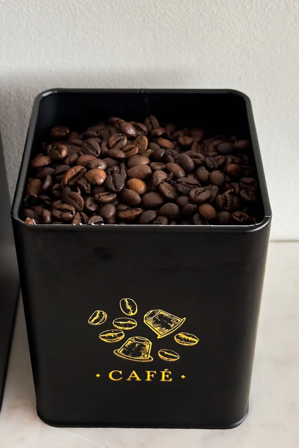 Bote Metálico Negro Con Ilustración Dorada Para Café