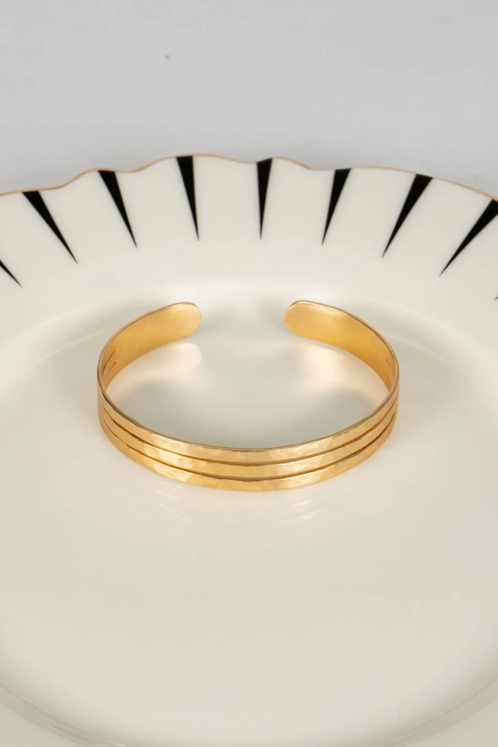 Brazalete Dorado Ajustable Con Diseño De Tres Argollas