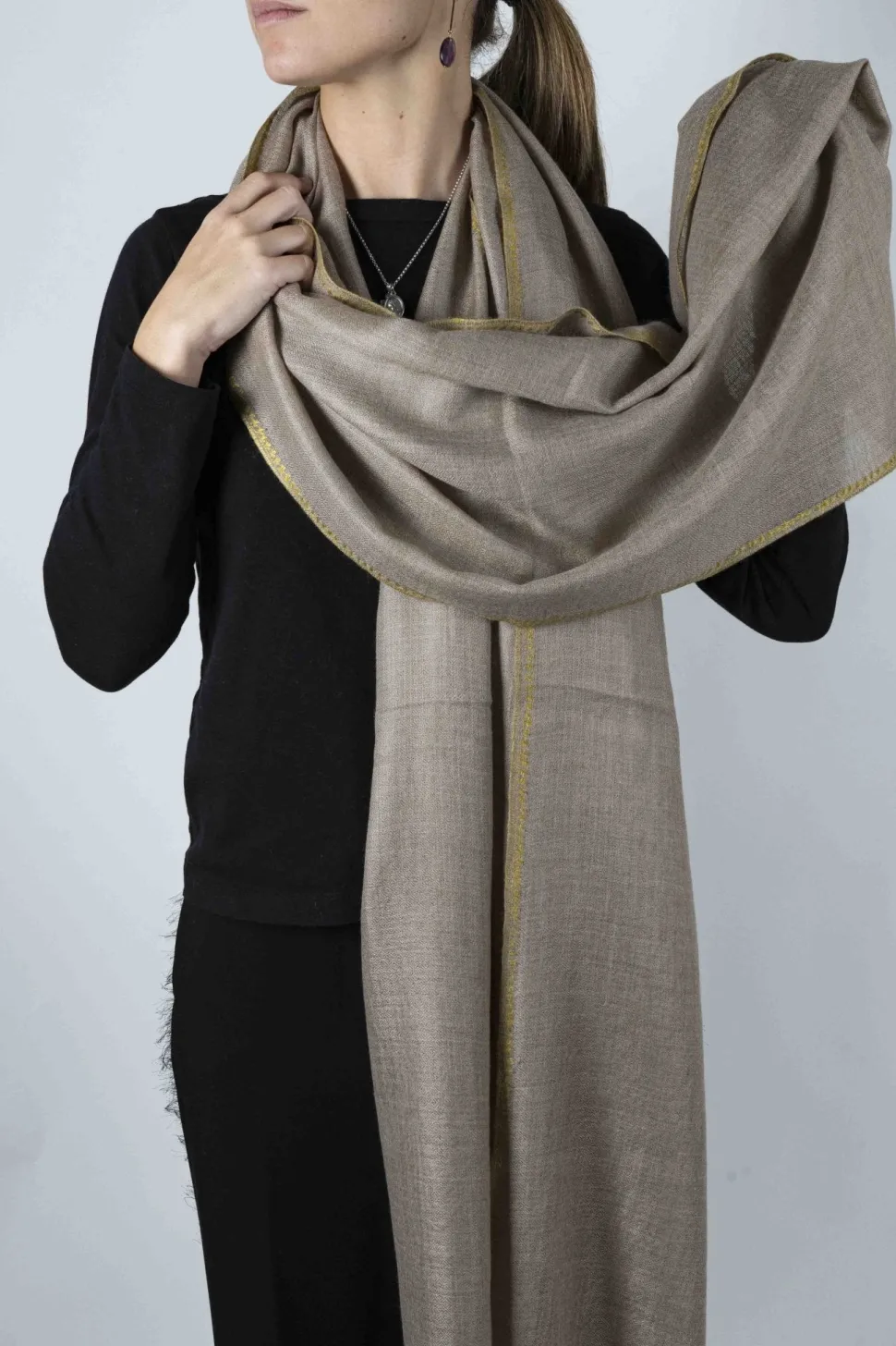Bufanda De Cashmere Tostada Con Bordado Amarillo