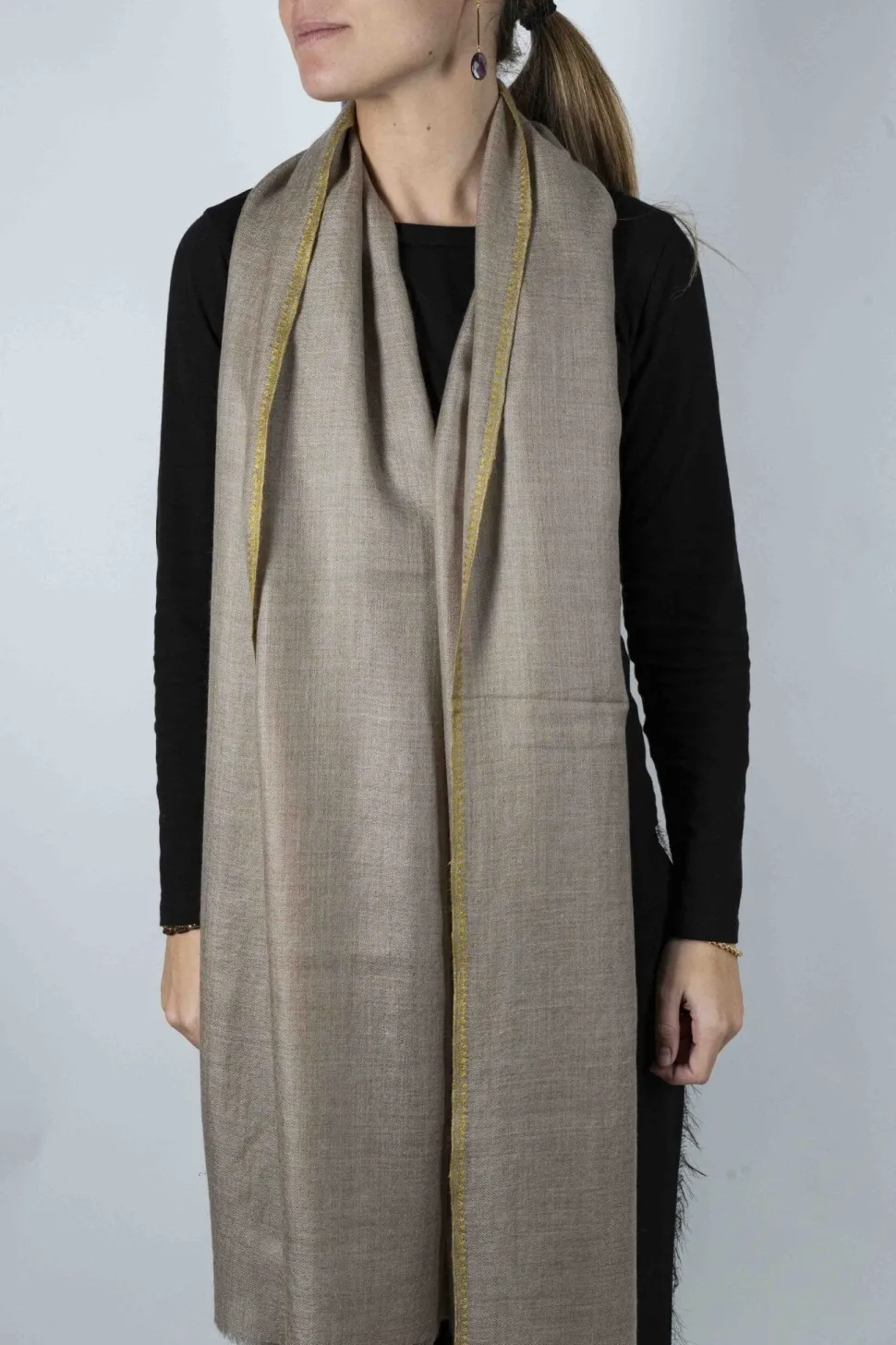Bufanda De Cashmere Tostada Con Bordado Amarillo