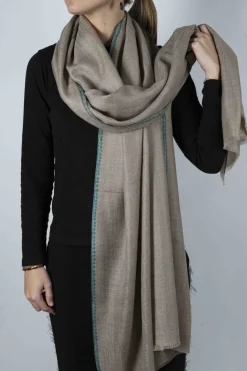 Bufanda De Cashmere Tostada Con Bordado Verde