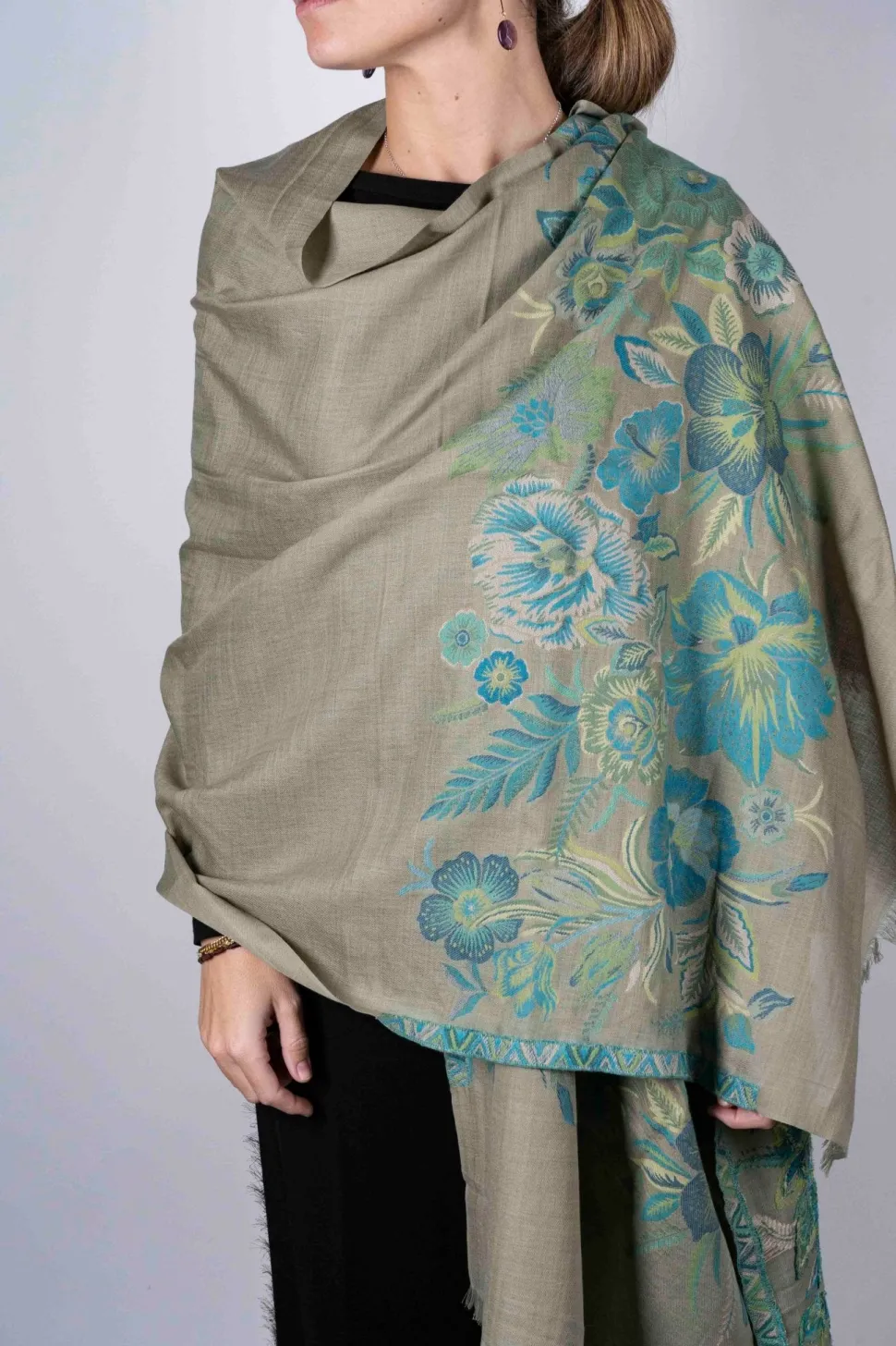 Bufanda De Lana Color Verde Con Diseño De Flores Turquesas