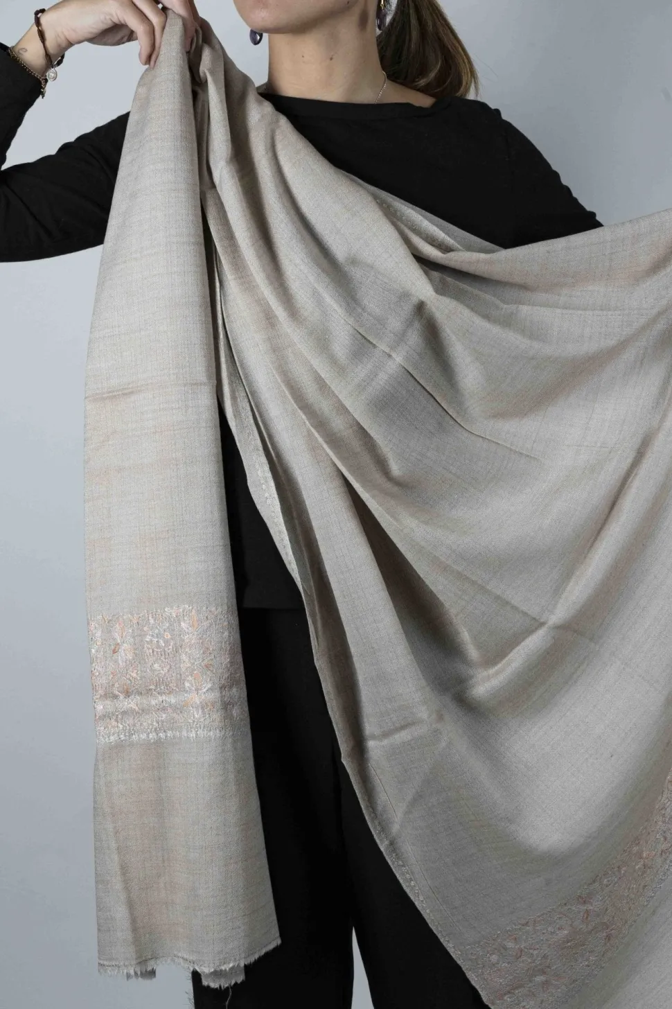 Bufanda Grande De Cashmere Lisa Con Bordado