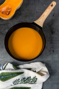 Cacerola Negra Con Mango De Madera