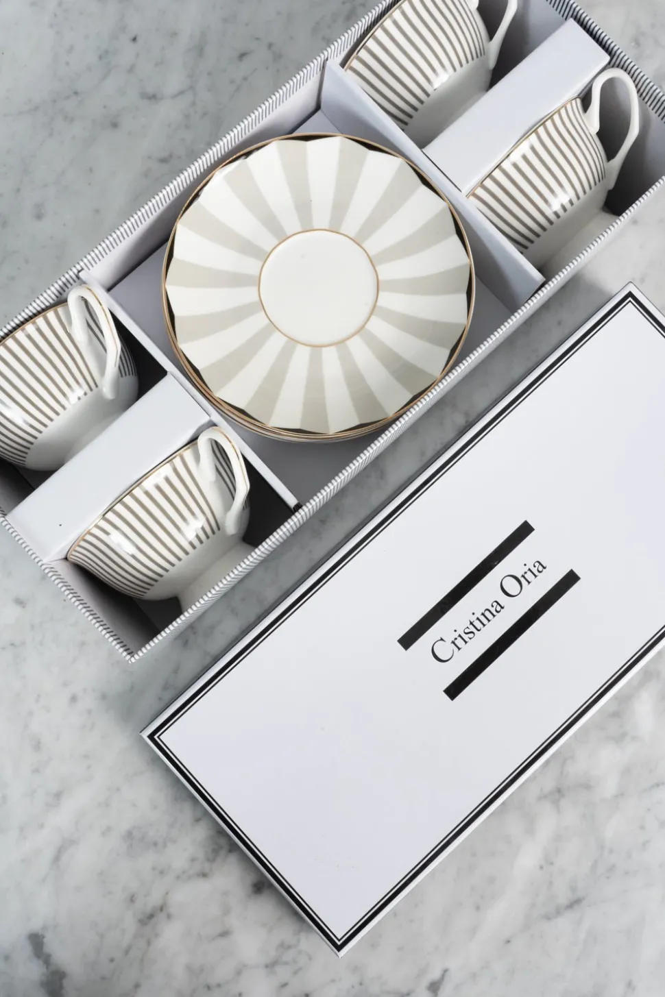 Caja De Regalo Tazas Y Platos Blanca Y Gris Cristina Oria