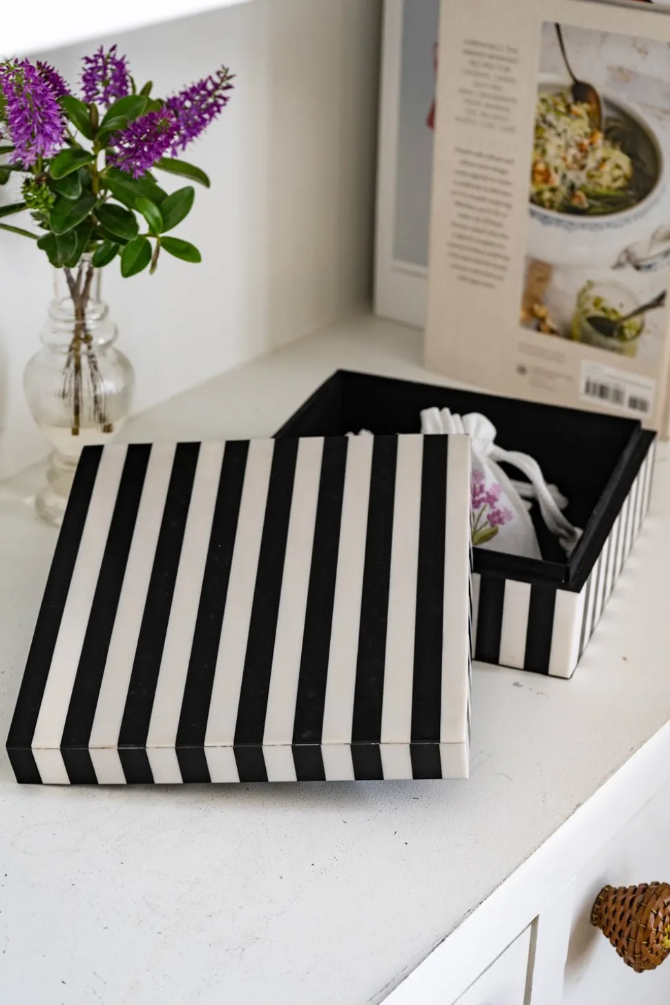 Caja Decorativa De Resina Cuadrada Con Diseño De Rayas Blancas Y Negras