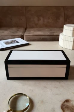 Caja Decorativa De Resina Blanca Con Bordes Negros