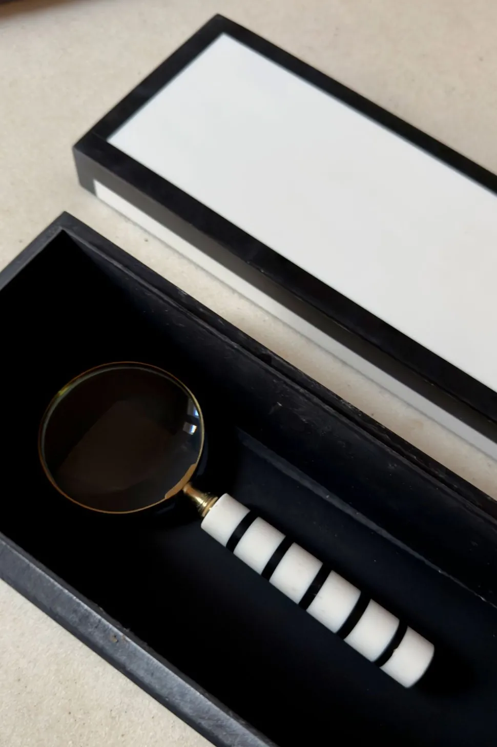 Caja Decorativa De Resina Blanca Con Bordes Negros