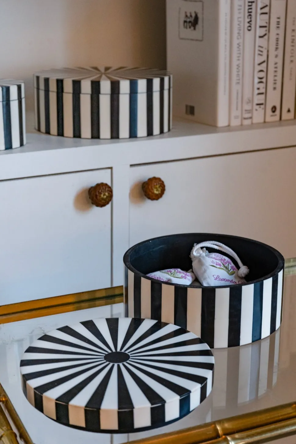 Caja Decorativa De Resina Redonda Con Diseño De Rayas Blancas Y Negras Mediana