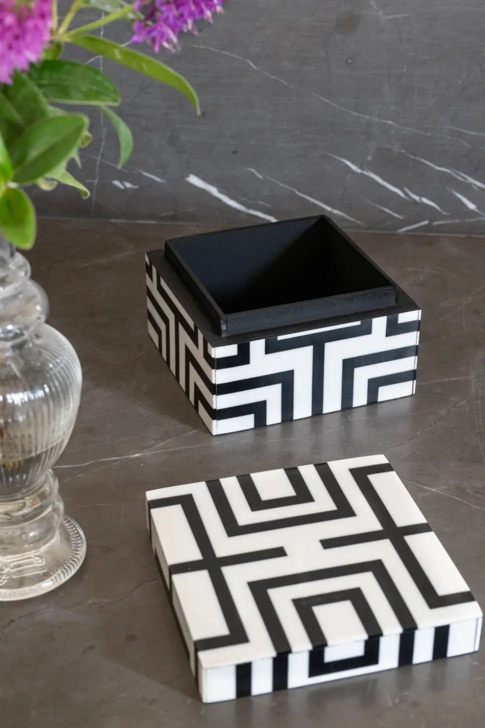 Caja Decorativa Mini De Resina Cuadrada Con Diseño De Puzle Blanca Y Negra