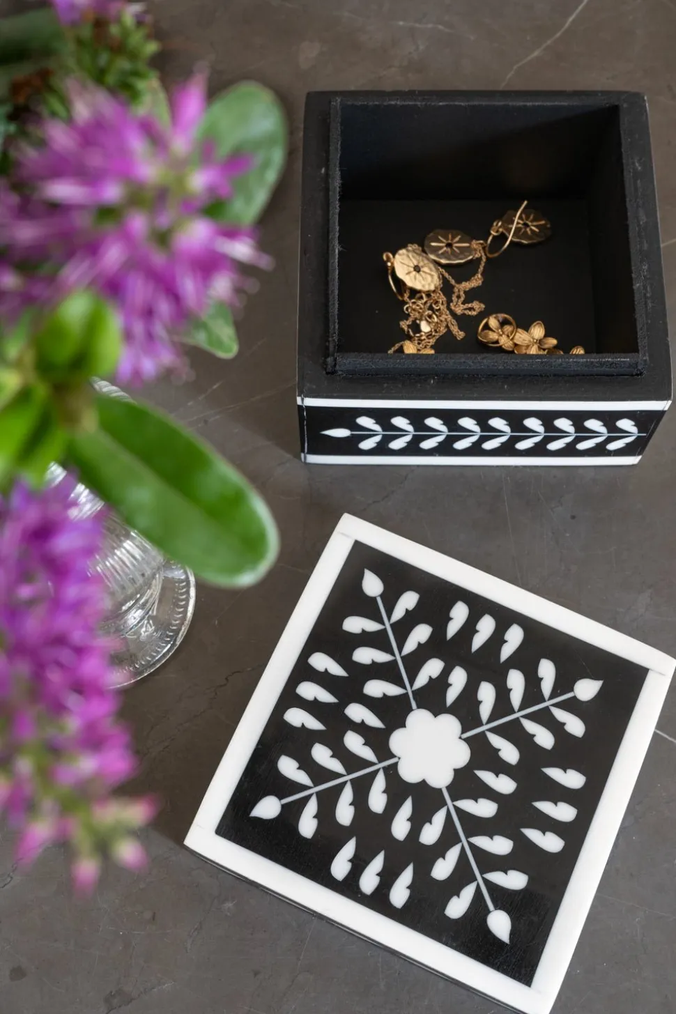 Caja Decorativa Mini De Resina Cuadrada Con Diseño De Flores Blancas Y Negras