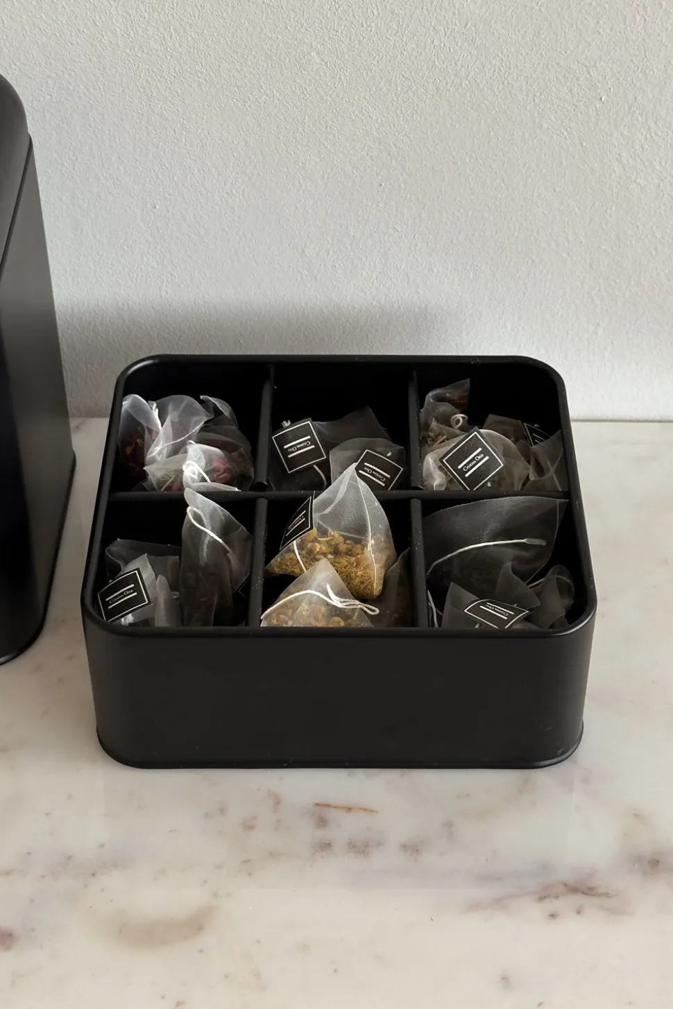 Caja Metálica Negra Con Ilustración Dorada Para Té