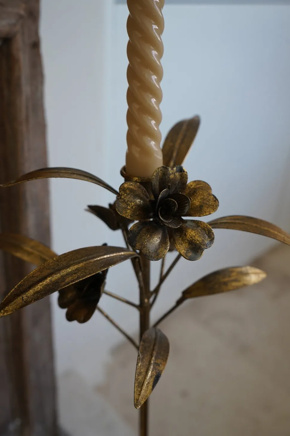 Candelabro De Metal Dorado Con Diseño De Flores Mediano