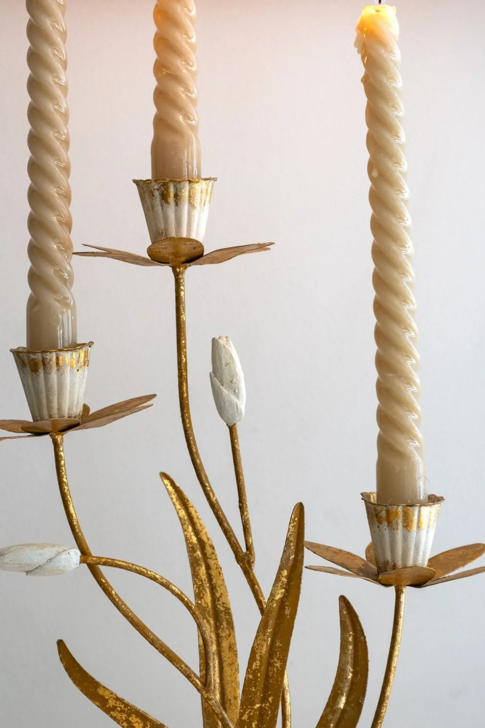 Candelabro Tres Velas Dorado Y Blanco Diseño Narcisos