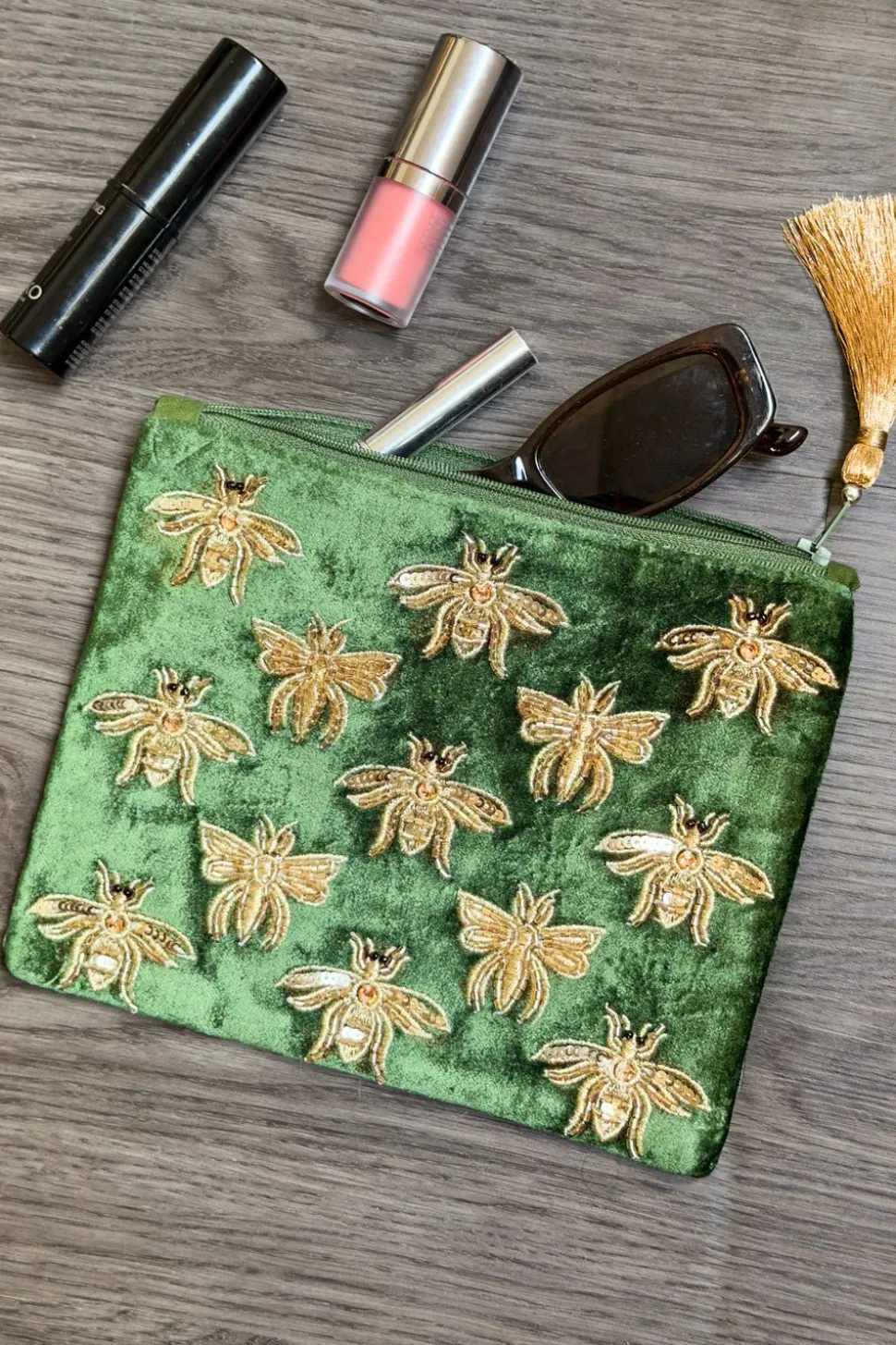 Cartera De Terciopelo Verde Con Abejas Bordadas