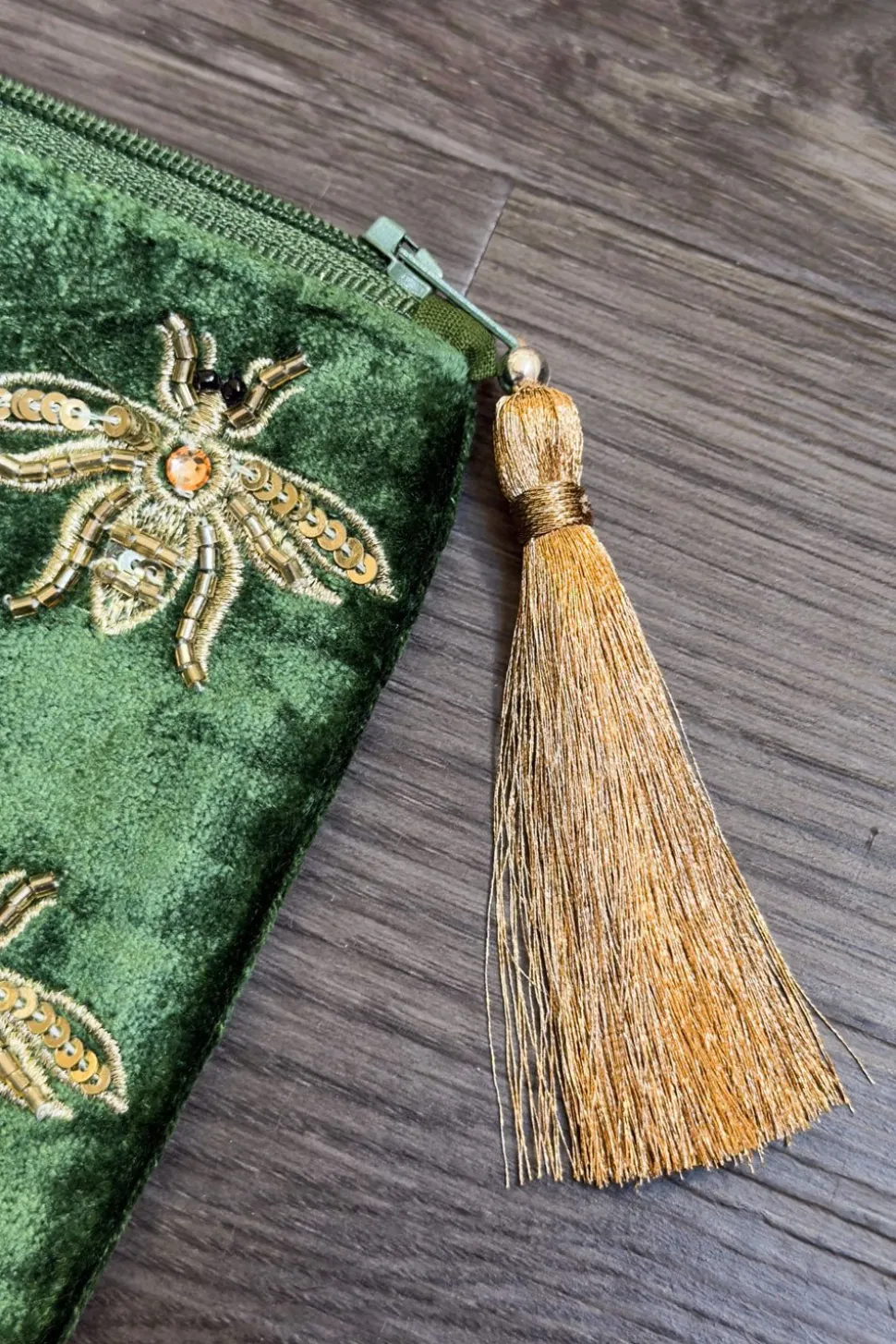 Cartera De Terciopelo Verde Con Abejas Bordadas