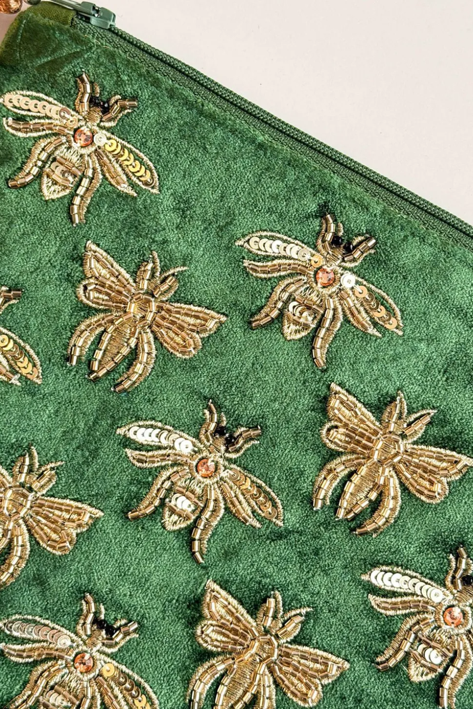 Cartera De Terciopelo Verde Con Abejas Bordadas