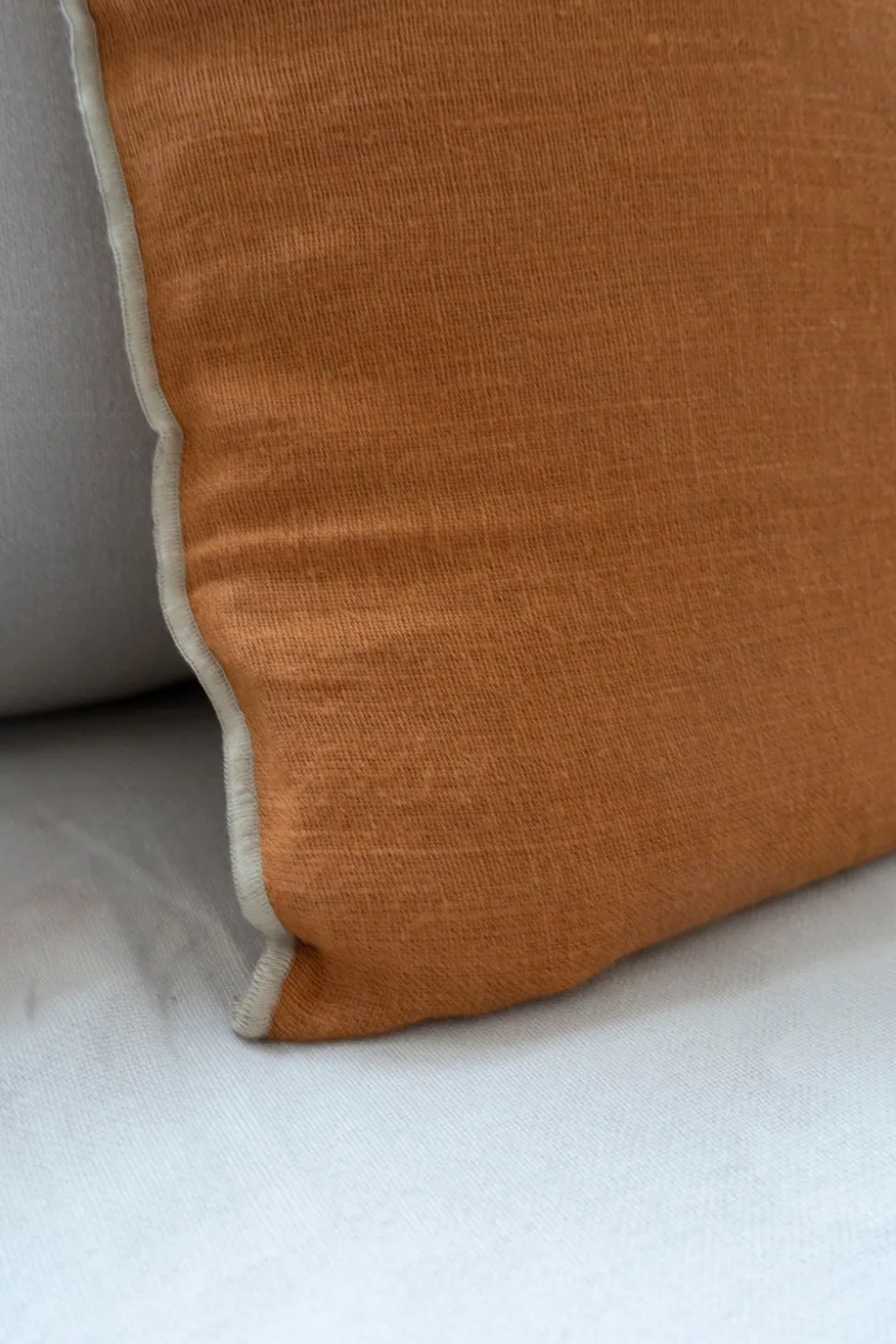 Cojín De Lino Teja Con Borde En Color Beige Cuadrado
