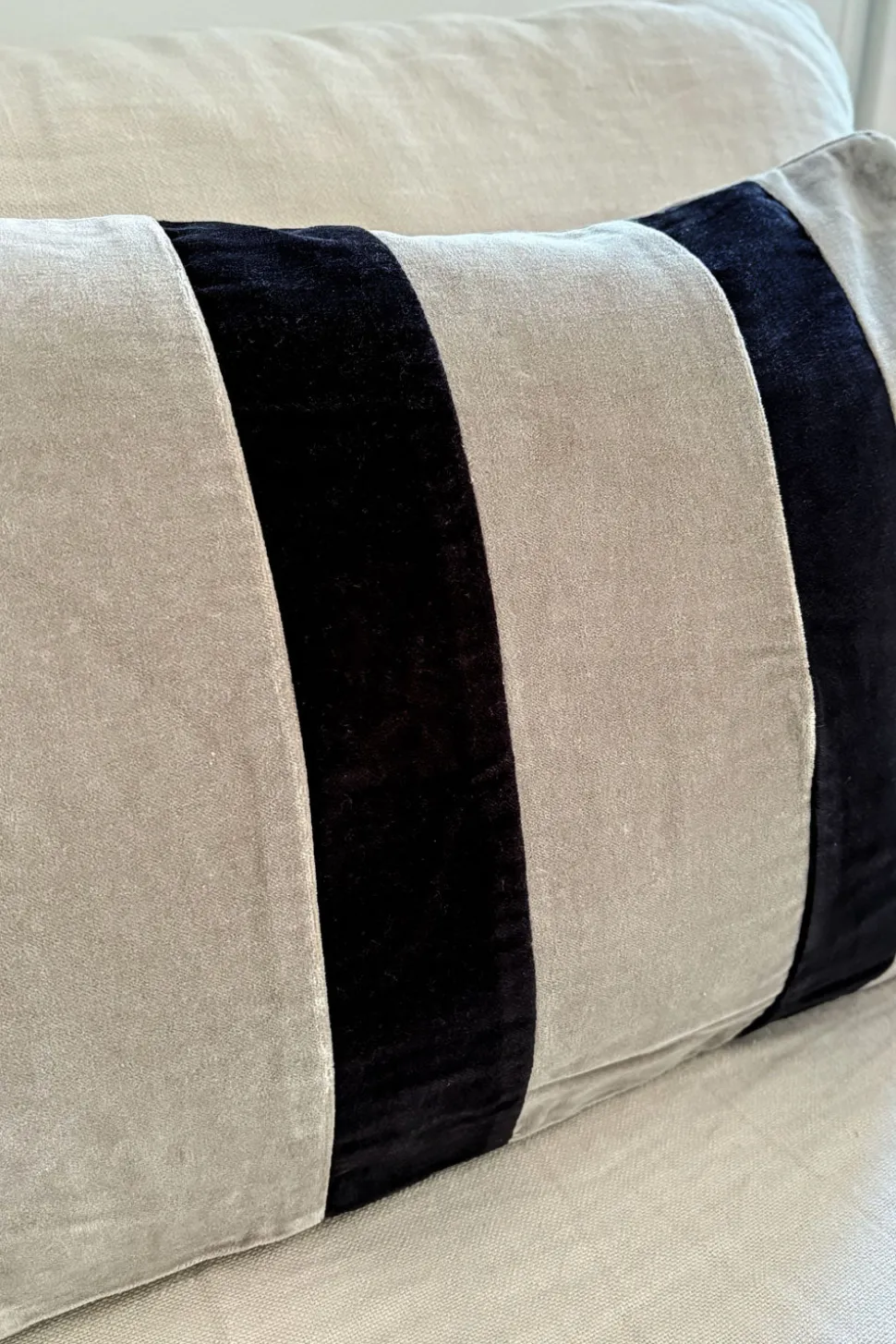Cojín Negro Y Gris De Terciopelo Rectangular