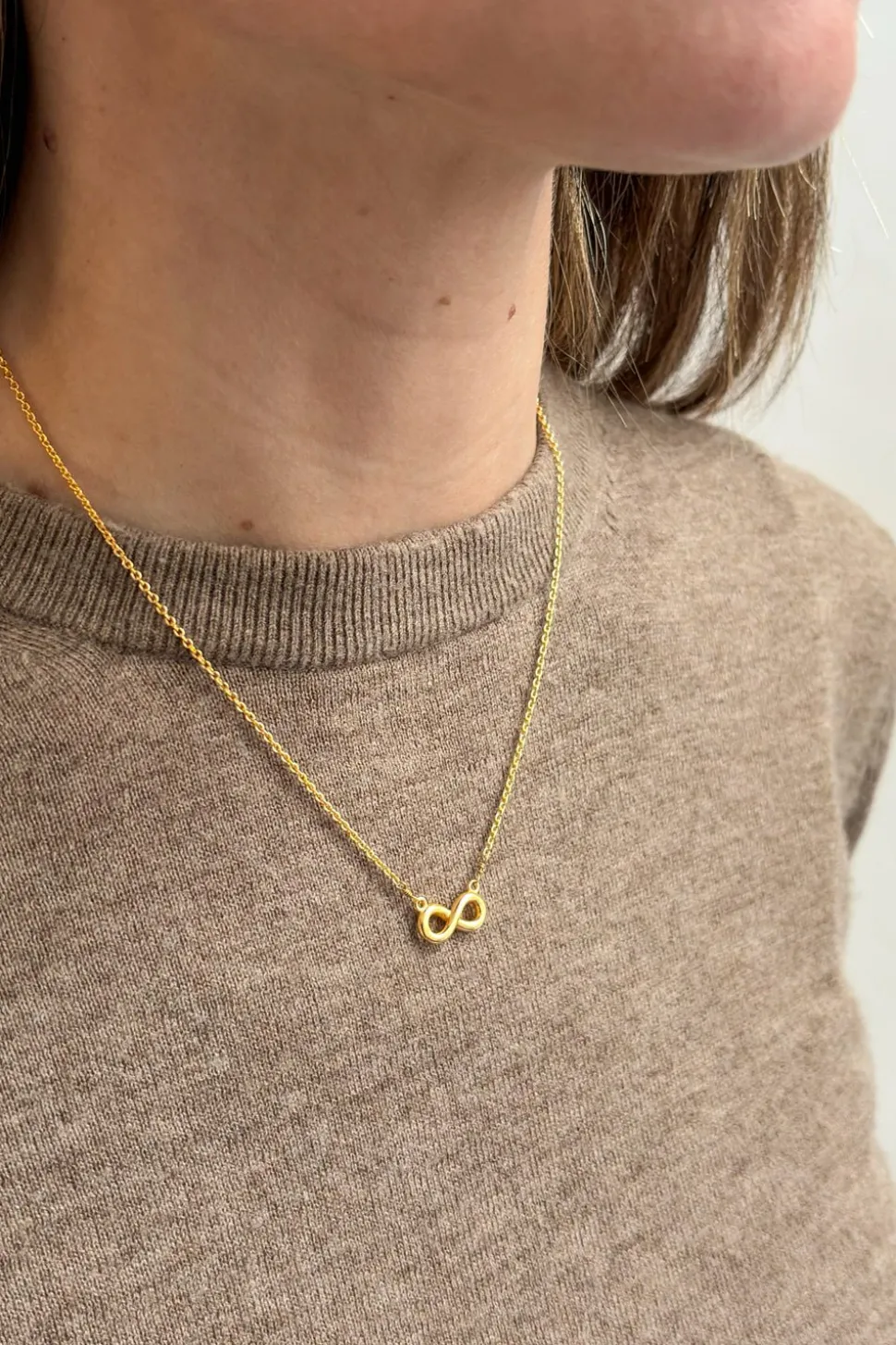 Collar Dorado Con Diseño Infinito