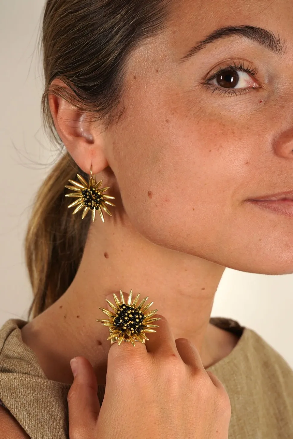 Combinación Anillo & Pendientes Dorados Diseño Girasoles Negros