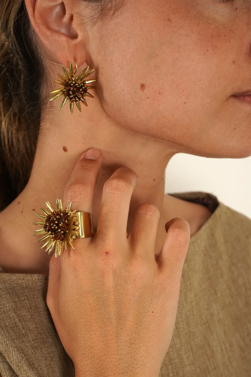 Combinación Anillo & Pendientes Dorados Diseño Girasoles Marrones